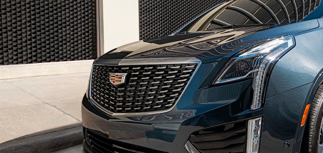 Imponente diseño frontal de Cadillac XT5 2023, con faros LED Intellibeam